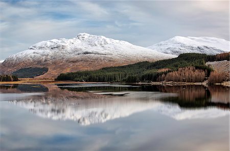 simsearch:862-08699888,k - Scotland, Spean Bridge. Snow capped mountains reflected in the River Spean. Fotografie stock - Rights-Managed, Codice: 862-08699970
