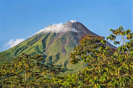 Costa Rica, Alajuela Province, Arenal.  Arenal Volcano with steam rising from its peak.  This active stratovolcano erupted last in 2010. Photographie de stock - Rights-Managed, Code: 862-08704759