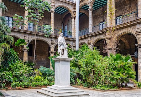 Cuba, Havana, Habana Vieja, Plaza de Armas.  The Museo de la Ciudad, the City Museum, occupies a very fine old building of baroque architecture with a Carrara marble statue of Christopher Columbus in the courtyard. Stockbilder - Lizenzpflichtiges, Bildnummer: 862-08704781