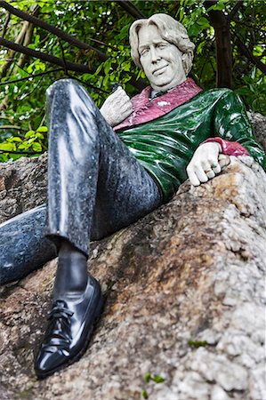 simsearch:862-03888487,k - The Oscar Wilde Memorial In Merrion Square, by the artist/sculptor Danny Osborne, comprises black granite, white quartz, blue pearl granite, green nephrite jade, white jade and pink thulite stone. Merrion Square, Dublin 2, Ireland. Photographie de stock - Rights-Managed, Code: 862-08704922