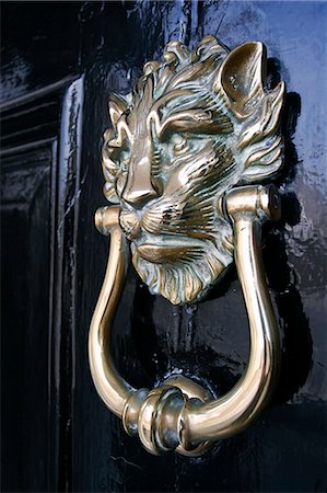 simsearch:862-03888487,k - Brass lion head door knocker on a Georgian door, Fitzwilliam Place, Dublin 2, Ireland. Photographie de stock - Rights-Managed, Code: 862-08704923