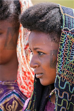 simsearch:862-08704975,k - Niger, Agadez, Inebeizguine. Attractive Wodaabe girls with traditional facial scarification. Foto de stock - Direito Controlado, Número: 862-08704945