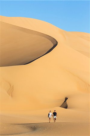 simsearch:862-08704977,k - Niger, Agadez, Sahara Desert, Tenere, Arakaou. Visitors return from admiring the magnificent Arakaou sand dune in the Tenere Desert which stands about 385 m high. Photographie de stock - Rights-Managed, Code: 862-08704987
