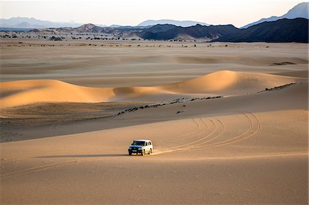 dune driving - Niger, Agadez, Sahara Desert, Tenere, Kogo.  Desert driving on the edge of the vast Tenere Desert. Foto de stock - Con derechos protegidos, Código: 862-08704995