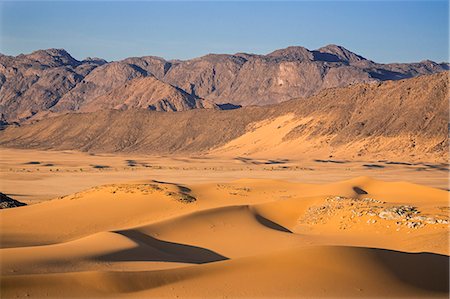 simsearch:862-08704977,k - Niger, Agadez, Sahara Desert, Tenere, Kogo.  The Taghmert Mountains on the edge of the vast Tenere Desert. Photographie de stock - Rights-Managed, Code: 862-08704998