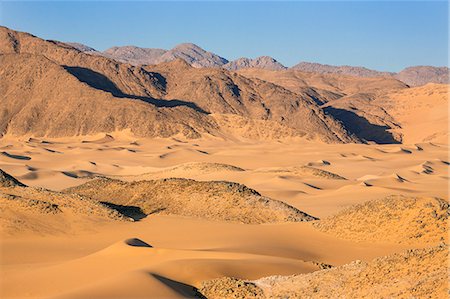 simsearch:862-08704975,k - Niger, Agadez, Sahara Desert, Tenere, Kogo. Sand dunes on the edge of the vast Tenere Desert with the Taghmert Mountains in the distance. Foto de stock - Direito Controlado, Número: 862-08705001