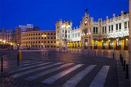 simsearch:862-07910729,k - The front facade of the Estacio del Nord railway Station and Plaza de Toros de Valencia in Valencia at twilight, Xativa - Marques de Sotelo, Valencia, Comunidad Valenciana, Spain. Foto de stock - Direito Controlado, Número: 862-08705015