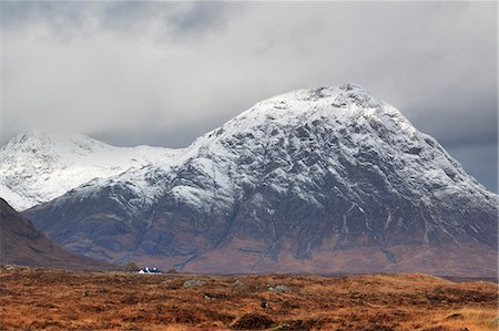 Scotland, Highland, Rannoch Moor. Black Rock Cottage beneath Buachaille Etive Mor mountain in the autumn. Fotografie stock - Rights-Managed, Codice: 862-08700015