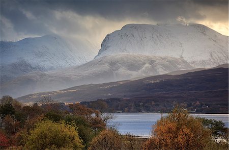 simsearch:862-08699903,k - Scotland, Highland,fort William. Loch Eil and snow capped Ben Nevis in the autumn. Stockbilder - Lizenzpflichtiges, Bildnummer: 862-08700041
