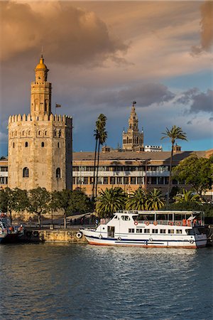 Torre del Oro watchtower with Giralda bell tower in the background, Seville, Andalusia, Spain Photographie de stock - Rights-Managed, Code: 862-08700057