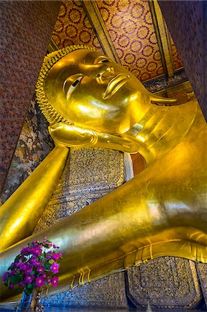 simsearch:862-03820153,k - Giant reclining Buddha, Wat Pho (Temple of the Reclining Buddha), Bangkok, Thailand Fotografie stock - Rights-Managed, Codice: 862-08700078