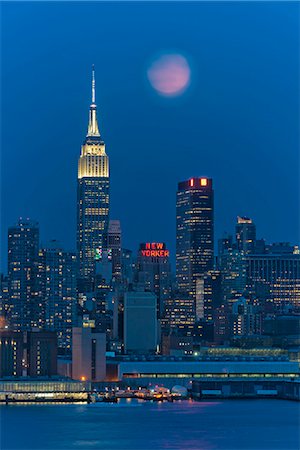 simsearch:862-08700110,k - USA, New York, Manhattan, Midtown Skyline seen from New Jersey, moonrise and  the Empire State Building Stockbilder - Lizenzpflichtiges, Bildnummer: 862-08700119
