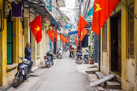 simsearch:862-08700131,k - Alleyway lined with red Vietnamese flags, Old Quarter, Hoan Kiem District, Hanoi, Vietnam Foto de stock - Direito Controlado, Número: 862-08700124