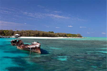 schiffbruch - The harbour entrance to Heron Island, a coral cay on the Great Barrier Reef, Queensland, Australia, with the rusted shipwreck of HMAS Protector Stockbilder - Lizenzpflichtiges, Bildnummer: 862-08718436