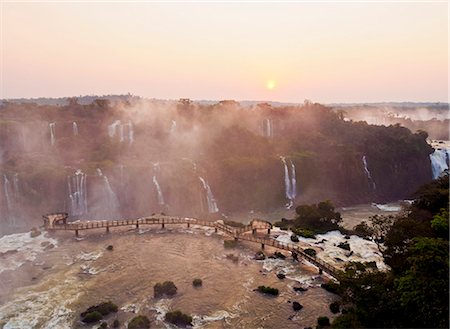 Brazil, State of Parana, Foz do Iguacu, View of the Sunset over Iguazu Falls. Foto de stock - Con derechos protegidos, Código: 862-08718469