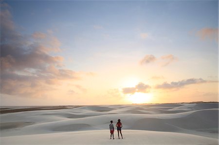 simsearch:862-06540920,k - Brazil, Maranhao, Atins, Lencois Maranhenses national park, people standing in the dunes near Atins town watching the sunrise Foto de stock - Con derechos protegidos, Código: 862-08718475