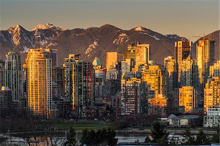 Downtown skyline with snowy mountains behind at sunset, Vancouver, British Columbia, Canada Stockbilder - Lizenzpflichtiges, Bildnummer: 862-08718516