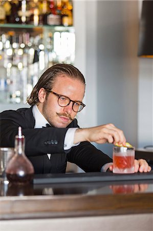 simsearch:862-08718553,k - Denmark, Hillerod, Copenhagen. A barman prepares a cocktail at Hotel D'Angleterre. . Foto de stock - Con derechos protegidos, Código: 862-08718549
