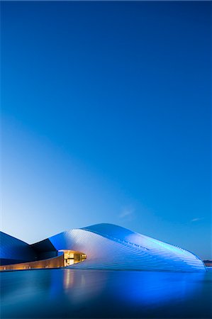 Denmark, Hillerod, Copenhagen, Kastrup. The Blue Planet or National Aquarium Denmark opened in March 2013 and was designed by 3XN Architects. The striking architecture is inspired by the currents of a whirlpool. Photographie de stock - Rights-Managed, Code: 862-08718577