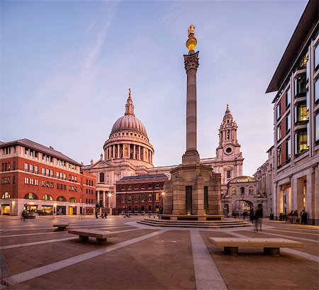 St. Paul's Cathedral in London seen from Paternoster Square at dusk. Fotografie stock - Rights-Managed, Codice: 862-08718671