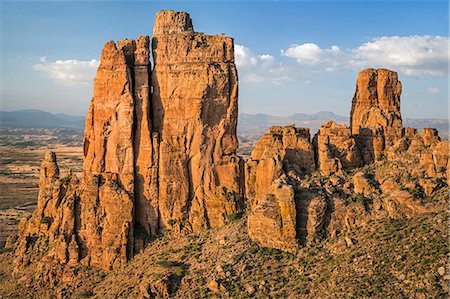 simsearch:862-08718775,k - Ethiopia, Tigray Region, Gheralta Mountains, Guh.  The ruggedly beautiful red sandstone Gheralta Mountains is where many important ancient rock-hewn churches are situated. Abune Yemata church is half way up the centre feature called Guh. Foto de stock - Con derechos protegidos, Código: 862-08718811