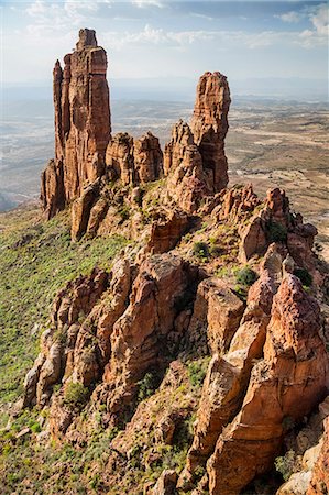 simsearch:862-08718761,k - Ethiopia, Tigray Region, Gheralta Mountains, Guh.  Many ancient rock-hewn churches are situated in the ruggedly beautiful red sandstone Gheralta Mountains. Abune Yemata church was excavated in the wall of the distant Guh feature. Foto de stock - Direito Controlado, Número: 862-08718813
