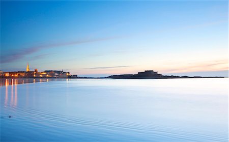 st. malo - France, Brittany, Saint Malo. The old and new town from the sea. Photographie de stock - Rights-Managed, Code: 862-08718866