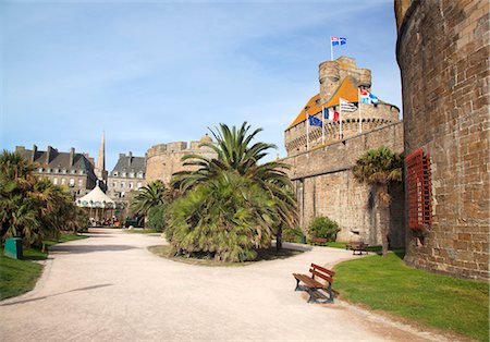 france - France, Brittany, Saint Malo. The old town walls with flags including the town flag on the Chateux. Stock Photo - Rights-Managed, Code: 862-08718867