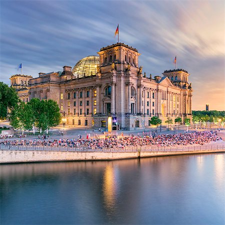 simsearch:862-03887837,k - Germany, Deutschland. Berlin. Berlin Mitte. The Regierungsviertel (Government Quarter) the Reichstag. Foto de stock - Con derechos protegidos, Código: 862-08718949