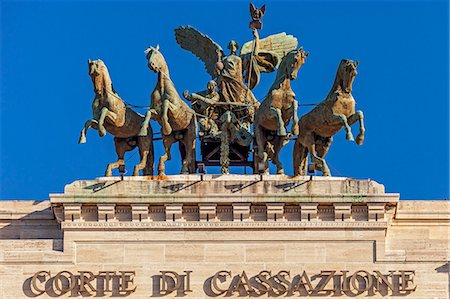 Quadriga on top of the Corte Suprema di Cassazione and Procura Generale della Repubblica di Roma, Piazza dei Tribunali, Parione, Rome, Lazio, Italy. Photographie de stock - Rights-Managed, Code: 862-08718994