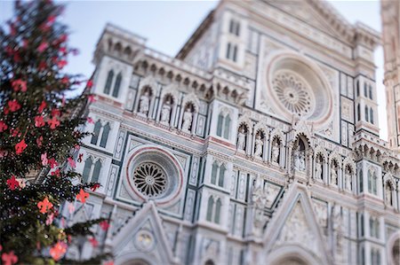 romanesque architecture - Italy, Italia. Tuscany, Toscana. Firenze district. Florence, Firenze. Piazza Duomo, Duomo Santa Maria del Fiore and Christams Tree. Stock Photo - Rights-Managed, Code: 862-08719039