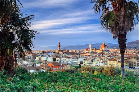 simsearch:862-08719043,k - Italy, Italia. Tuscany, Toscana. Firenze district. Florence, Firenze. Duomo Santa Maria del Fiore and Palazzo Vecchio,  View over the city from Michelangelo square Foto de stock - Con derechos protegidos, Código: 862-08719033