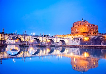 Italy, Lazio, Rome. Castel Sant Angelo over the River Tiber. Photographie de stock - Rights-Managed, Code: 862-08719085