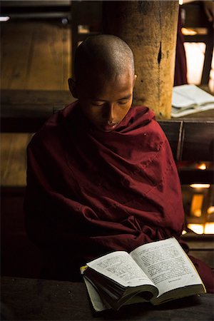 simsearch:862-07910340,k - Inwa, Mandalay region, Myanmar (Burma). A young  monk studying in the Bagaya Kyaung monastery. Stockbilder - Lizenzpflichtiges, Bildnummer: 862-08719281