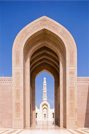 simsearch:862-08719918,k - Oman. Muscat Governorate, Muscat. The Sultan Qaboos Mosque, was a gift to the nation to mark the 30th year of the Sultan's reign. Completed in 2001, the mosque can hold up to 20,000 worshippers. Photographie de stock - Rights-Managed, Code: 862-08719309