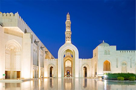 simsearch:862-08719918,k - Oman. Muscat Governorate, Muscat. The courtyard of Sultan Qaboos Mosque, a gift to the nation of Oman to mark the 30th year of the Sultan's reign. Completed in 2001, the mosque can hold up to 20,000 worshippers. Photographie de stock - Rights-Managed, Code: 862-08719314