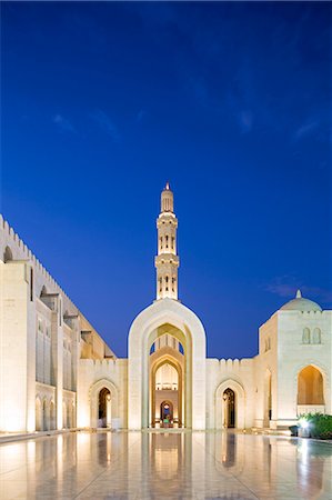 simsearch:6119-07943891,k - Oman. Muscat Governorate, Muscat. The courtyard of Sultan Qaboos Mosque, a gift to the nation of Oman to mark the 30th year of the Sultan's reign. Completed in 2001, the mosque can hold up to 20,000 worshippers. Photographie de stock - Rights-Managed, Code: 862-08719313