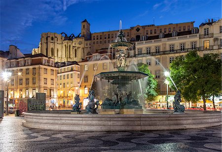 simsearch:862-03361592,k - Rossio Square is the popular name of the Pedro IV Square ( Praca de D. Pedro IV) in the city of Lisbon, in Portugal. Fotografie stock - Rights-Managed, Codice: 862-08719396