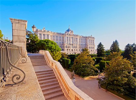 simsearch:862-03732388,k - Spain, Madrid, View of Jardines de Sabatini and the Royal Palace of Madrid. Stockbilder - Lizenzpflichtiges, Bildnummer: 862-08719534