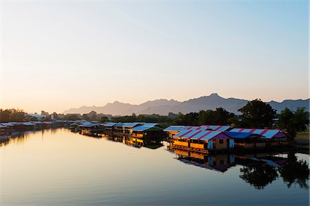 simsearch:700-06782177,k - South East Asia, Thailand, Kanchanaburi, floating village on the River Kwai Foto de stock - Con derechos protegidos, Código: 862-08719670