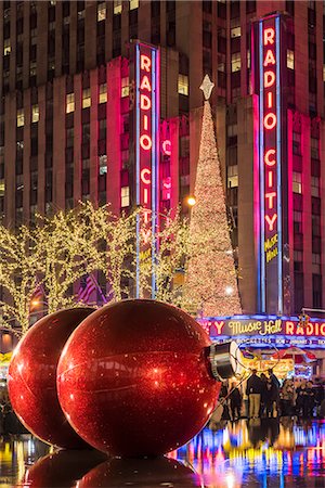 simsearch:862-08720028,k - Giant red Christmas ornaments on display on Avenue of Americas (6th Avenue) during the holiday season, Manhattan, New York, USA Foto de stock - Con derechos protegidos, Código: 862-08720029