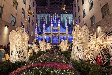 simsearch:841-03066348,k - Christmas Angels and sparkling snowflakes at Rockefeller Center Channel Gardens with Saks department store's Christmas light show in the background, Manhattan, New York, USA Foto de stock - Con derechos protegidos, Código: 862-08720034