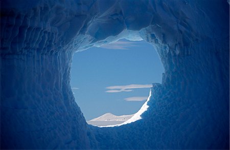 Weathered iceberg with a circular window near Booth Island. Fotografie stock - Rights-Managed, Codice: 862-03288454