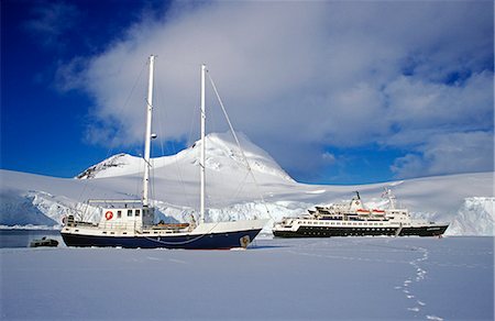 port lockroy - Private Charter boat and cruise ship garaged in fast-ice. Stock Photo - Rights-Managed, Code: 862-03288462