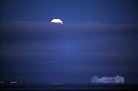 simsearch:862-03736144,k - Péninsule de l'Antarctique, l'Antarctique Antarctic Sound. Lever de la lune sur les icebergs tabulaires le son. Photographie de stock - Rights-Managed, Code: 862-03288505