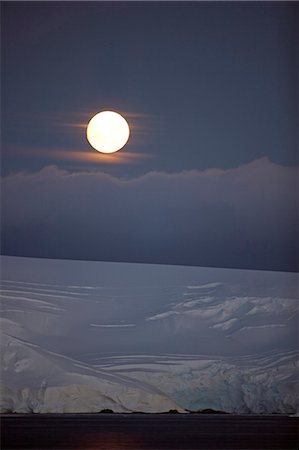 pleine lune - Péninsule de l'Antarctique, l'Antarctique Antarctic Sound. Lever de la lune au-dessus de l'île de Livingstone. Photographie de stock - Rights-Managed, Code: 862-03288506