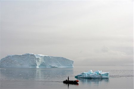 simsearch:862-05999074,k - L'Antarctique, la péninsule Antarctique, Paradise Harbour. Un pilote du zodiaque le navire d'expédition la découverte MV explore Paradise Harbour avec un énorme iceberg tabulaire mise à la terre comme toile de fond. Photographie de stock - Rights-Managed, Code: 862-03288501