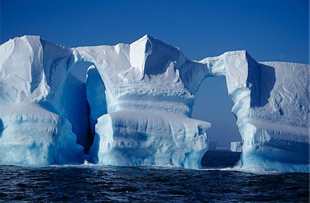simsearch:862-07495731,k - L'Antarctique, les îles Orcades du Sud. Iceberg tabulaire en décomposition avec arches multiples. Photographie de stock - Rights-Managed, Code: 862-03288531