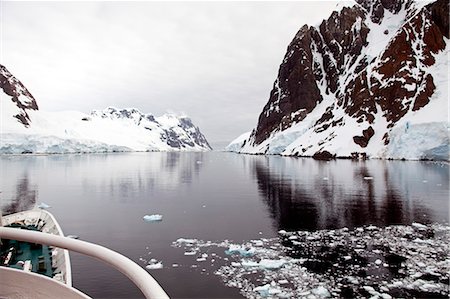 simsearch:862-03736148,k - Antarctica,Gerlache Strait. Exploring the Lemaire Channel located between the Antarctic Peninsula (Graham Land) and Booth Island,sometimes known as 'Kodak Gap' it is one of the top tourist destinations in Antarctica Foto de stock - Con derechos protegidos, Código: 862-03288554