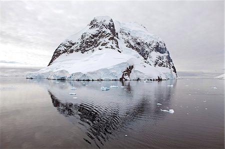 L'Antarctique, détroit de Gerlache. Explorer le canal Lemaire, situé entre la péninsule Antarctique (terre de Graham) et l'île Booth, parfois appelée « Écart de Kodak » c'est une des destinations touristiques populaires en Antarctique Photographie de stock - Rights-Managed, Code: 862-03288556